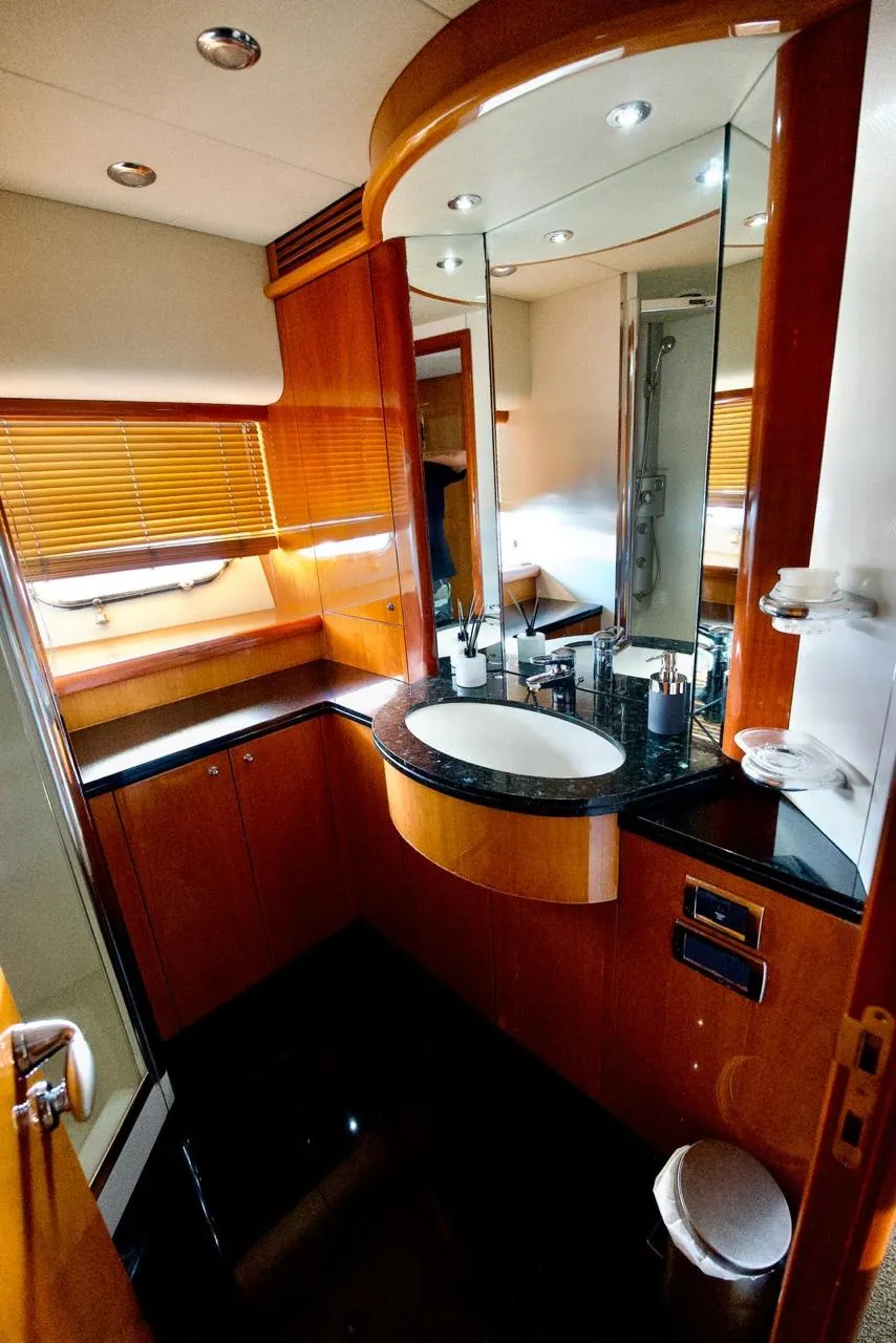 SUNSEEKER 95FT LUXURY YACHT