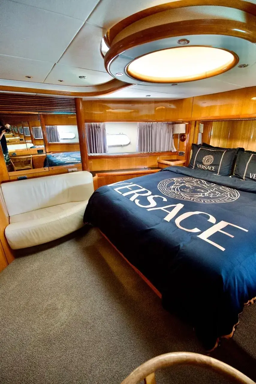 SUNSEEKER 95FT LUXURY YACHT