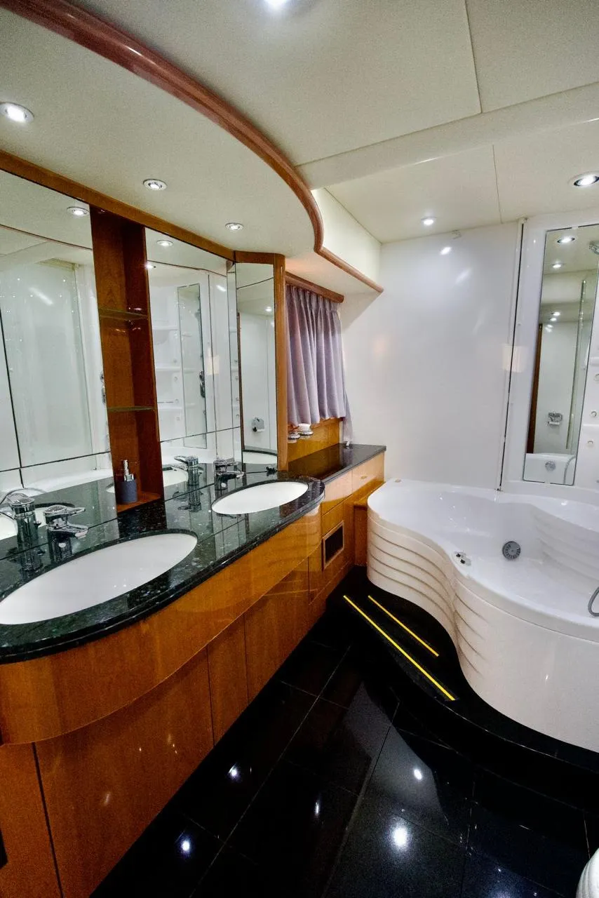 SUNSEEKER 95FT LUXURY YACHT